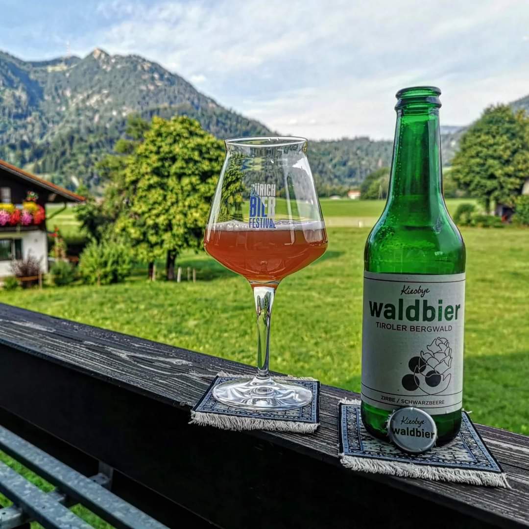 brunnenbraeu's tweet photo. Kiesbye Naturbrauerei - Waldbier - Tiroler Bergwald - Zirbe / Schwarzbeere (****) 5,9%
#beerwithaview #beeronthecarpet
#kiesbye #kiesbyenaturbrauerei #waldbier #waldbiertirolerbergwald https://t.co/YrVYSX5A06