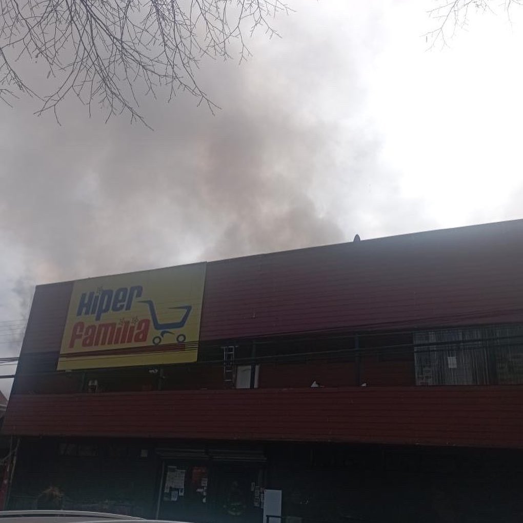 InformaAlMinuto's tweet photo. 🔴ÚLTIMO MINUTO | Incendio afecta a dependencias del Supermercado La Familia en San José de la Mariquina

Bomberos declaró Alarma de Incendio debido a la magnitud del siniestro que ocurre frente a la plaza de la comuna.

#LosRios #ValdiviaCL https://t.co/4CEAmDcqOa