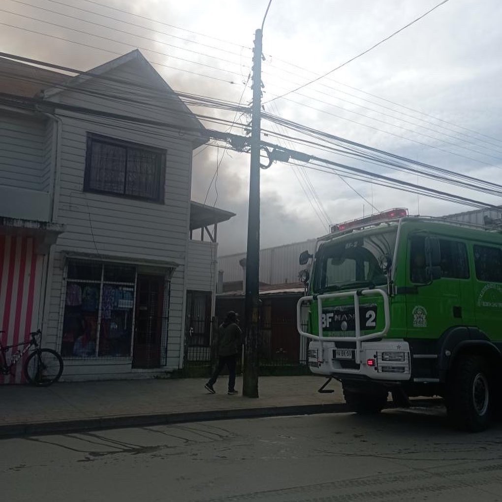 InformaAlMinuto's tweet photo. 🔴ÚLTIMO MINUTO | Incendio afecta a dependencias del Supermercado La Familia en San José de la Mariquina

Bomberos declaró Alarma de Incendio debido a la magnitud del siniestro que ocurre frente a la plaza de la comuna.

#LosRios #ValdiviaCL https://t.co/4CEAmDcqOa