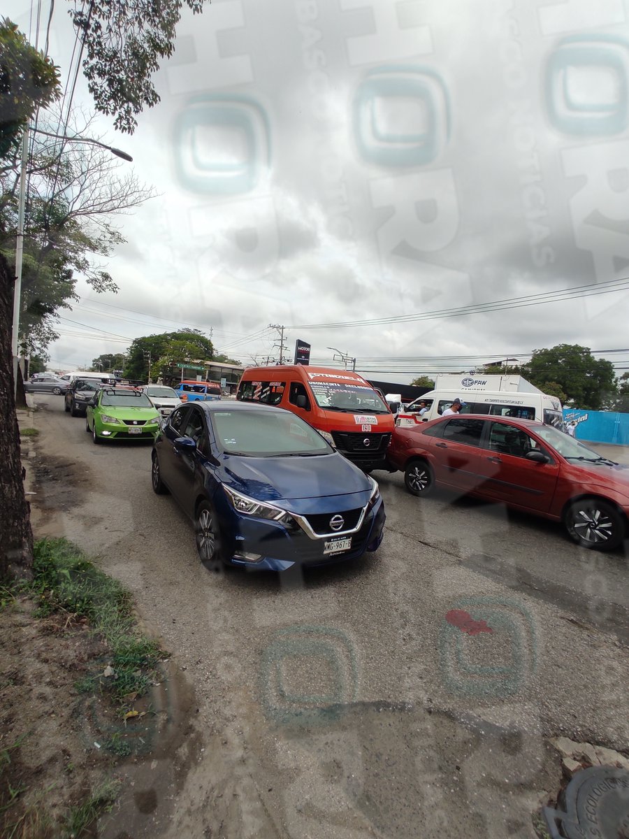 AhoraTabasco's tweet photo. 🔴#AHORA| Se registra choque entre una combi de transporte publico y un auto particular sobre la avenida Universidad a la altura de la Farmacia Guadalajara. ¡Tome sus precauciones!

📸 @alexismaax 

|#Tabasco |#Villahermosa |#Noticias https://t.co/XifwsFR8g1