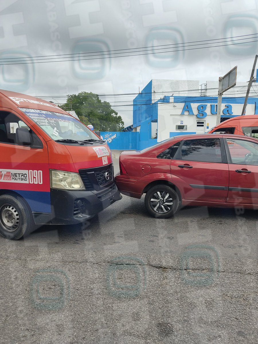 AhoraTabasco's tweet photo. 🔴#AHORA| Se registra choque entre una combi de transporte publico y un auto particular sobre la avenida Universidad a la altura de la Farmacia Guadalajara. ¡Tome sus precauciones!

📸 @alexismaax 

|#Tabasco |#Villahermosa |#Noticias https://t.co/XifwsFR8g1