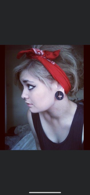 I was such a cool teenager 😂 https://t.co/kKBHJ8Ln8j