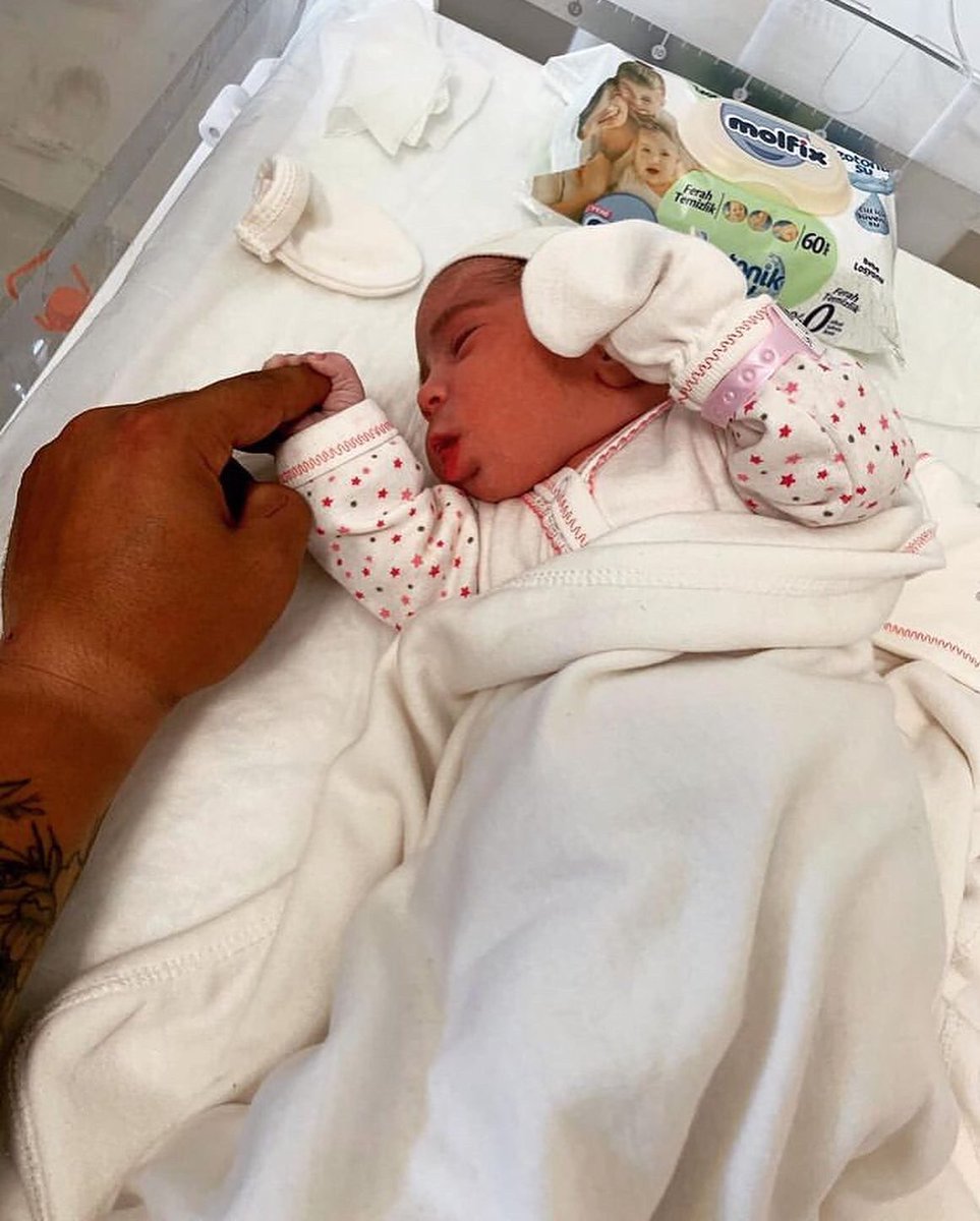 MD_1905's tweet image. Sen benim en kıyak AŞKIMSIN. Seni çok severek tamamlayacağım hayata bin şükür… Aşk olsun. Kızım, sırdaşım, arkadaşım. 
SENİ ÇOK SEVİYORUM. 
İyiki doğdun. 🦁♥️🫶  #Tuana