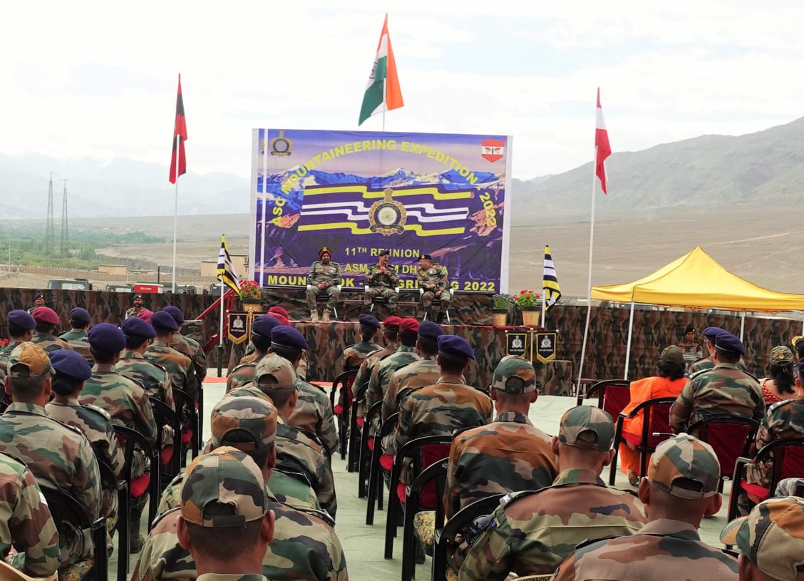 NorthernComd_IA's tweet photo. Flagging off of #IndianArmy  #Mountaineering Expedition Team from #Leh carried out. Team attempting to summit Mount Stok Kangri to commemorate  #AmritMahotsav.

The team will host #Tiranga, atop Mount Stok Kangri on #IndependeceDay2022.

@adgpi 
@AmritMahotsav 
@lg_ladakh https://t.co/i2ufPrZbfQ