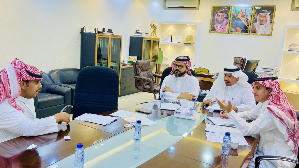 #غرفة_بيشة تجري المقابلات الشخصية مع 30 متقدم ومتقدمة لشغل وظيفة (سكرتير مجلس الإدارة) .
• تكونت لجنة المقابلة من :
1- رئيس مجلس الإدارة أ. صالح الوتيد
2- نائب رئيس المجلس أ. علي آل خشيل
3- عضو المجلس أ. مسفر المساعد