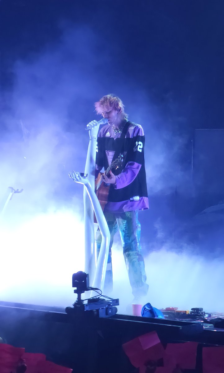 we like your jersey, <a href="/machinegunkelly/">blonde don</a> 

📷: Kevin Brackett, ReviewSTL