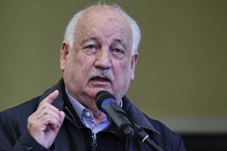 Teillier (PC) por acuerdo para reformar texto de Nueva Constitución: “No podemos garantizar que vamos a hacer estas cosas, porque en esto tendrá que haber debate popular” bit.ly/3QGWf0h