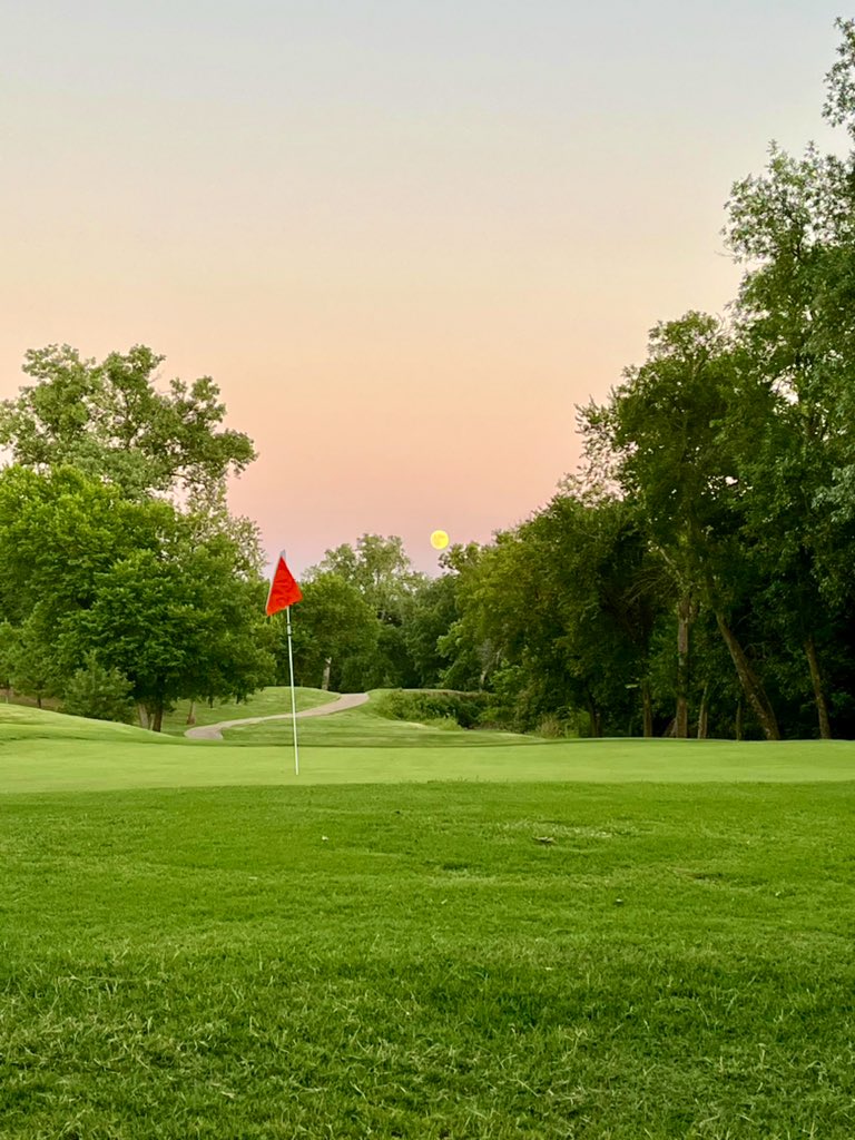 StafsheilaS's tweet photo. Oh that moon yesterday evening!! #moon #golfcourse #Beautiful https://t.co/qaSCPluhoU