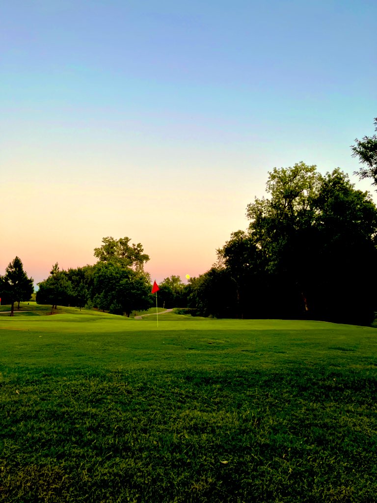 StafsheilaS's tweet photo. Oh that moon yesterday evening!! #moon #golfcourse #Beautiful https://t.co/qaSCPluhoU