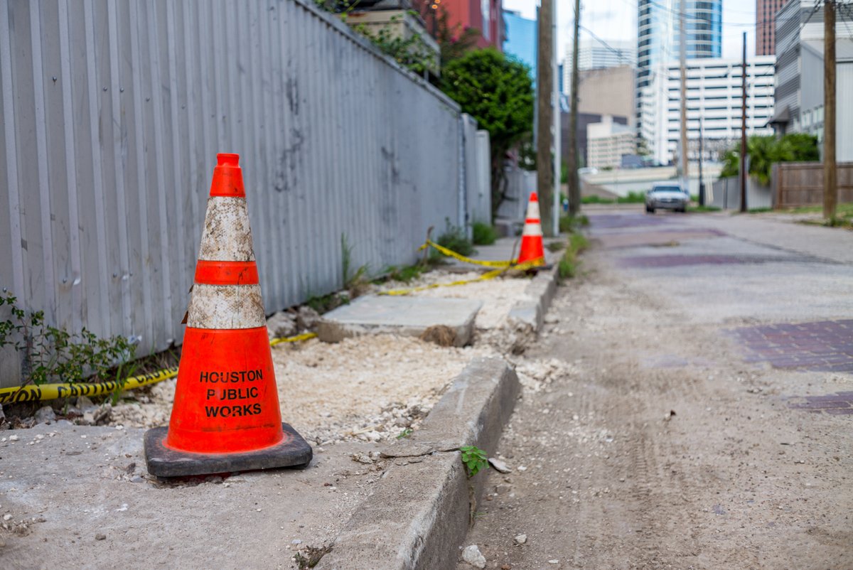 visibleinlight's tweet photo. Watch your step. Canon 35mm f/2 LTM on a Leica M-P 240.

#visibleinlight #Leica #LeicaMP240 #rangefinder #digitalrangefinder #manualfocus #fullframe #Canon #Canon35mm2LTM #JapaneseSummicron #photograph #photography #HTX #caution #orangecone #sidewalk #HoustonPublicWorks #bokeh https://t.co/HlWsqz4MAs