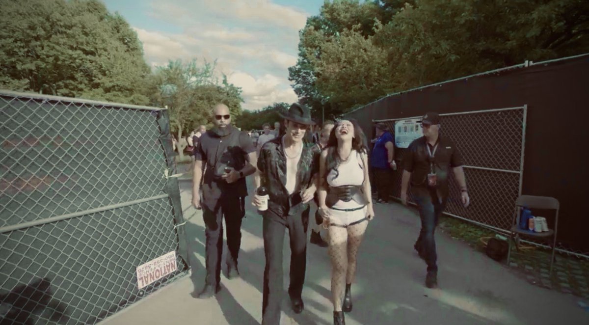 perryfarrell's tweet photo. Etty: “It is so freakin hot out- and we have to get up there now and perform.. I may just pass out.”
Perry: “Nah, it’ll be nice and cool up there. I packed the park with fans.” https://t.co/tSMMGb7zQ9