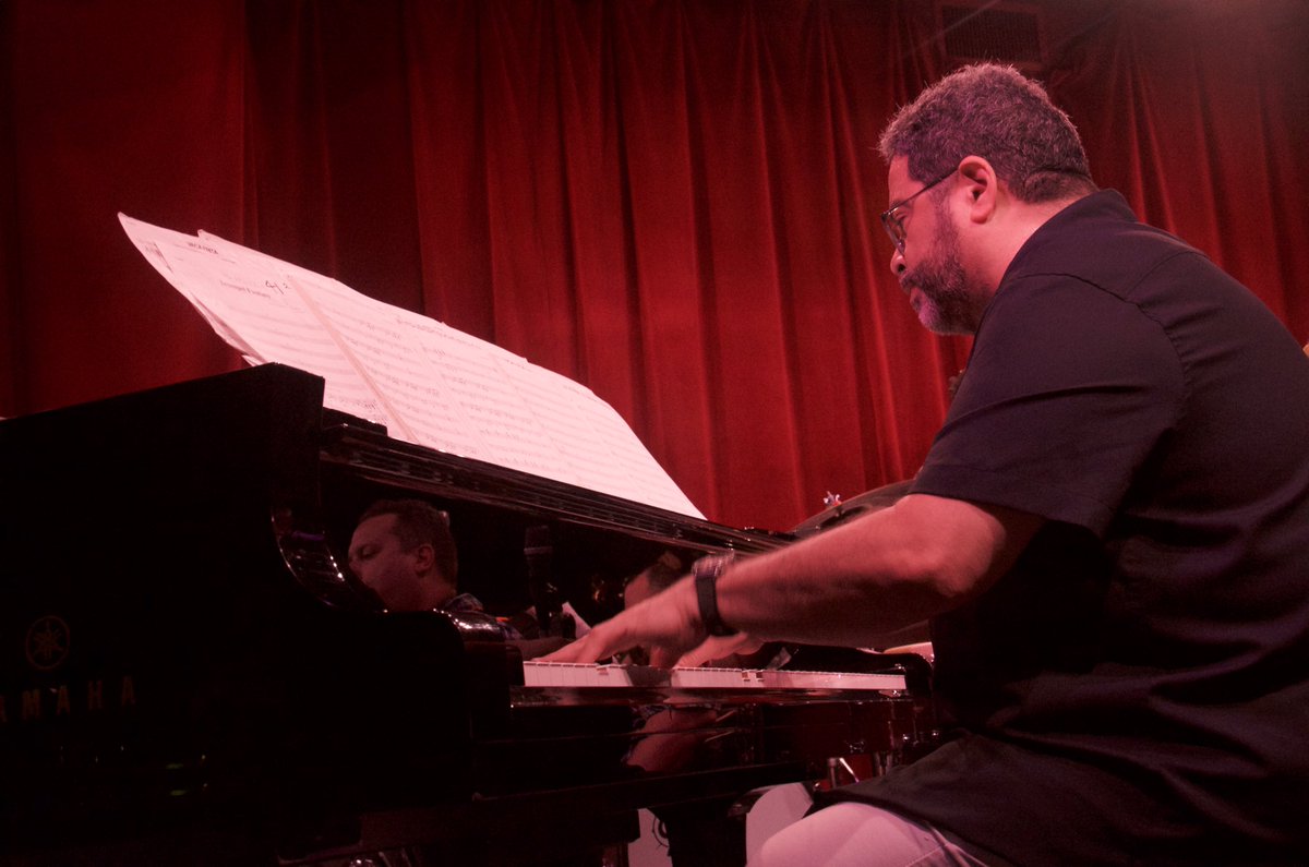 contrajazzymas's tweet photo. #Entrevista | Platicamos con el #pianista, #compositor y #educador Arturo O’Farrill del paso de su #padre (Chico O’Farrill) por #México, de su camino por la #música y de la #promoción y #preservación que realiza del género #afrolatino en #NYC > https://t.co/k1R0BLhEG9 https://t.co/7WAlxgO8yD