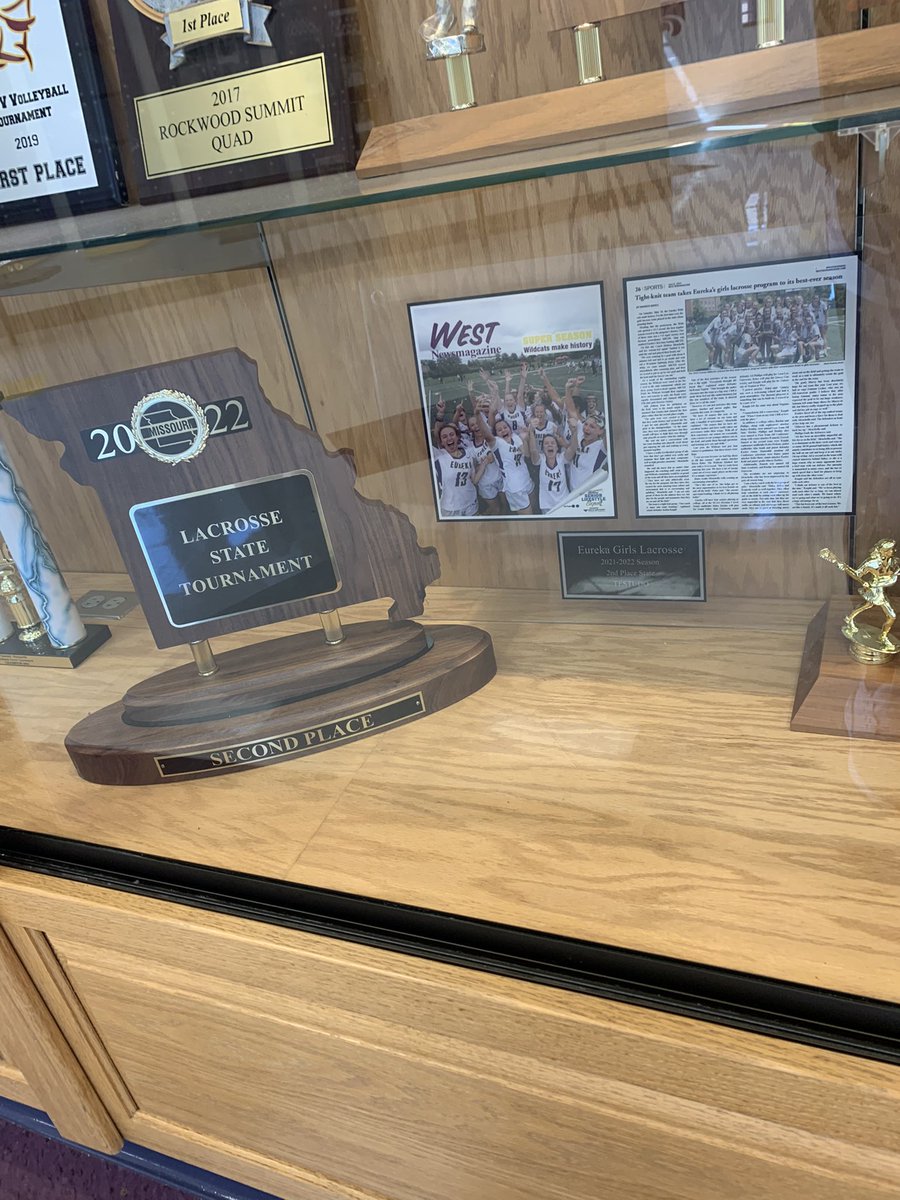 The historic season of the 2022 varsity squad has been made official in our school trophy case and a team that will always be remembered! 💪🏼 #TESTUDO