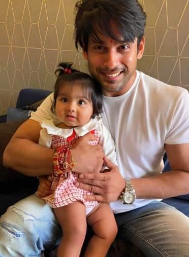 viralbhayani77's tweet photo. This adorable picture he shared  last year with his niece ❤
Though he would hardly share pics of himself, but Rakhi was always special. He went to Brahma Kumaris and celebrated with the sisters there too. 
Missing you would be an understatement, but sending love and strength to https://t.co/0wUyGSzFtZ