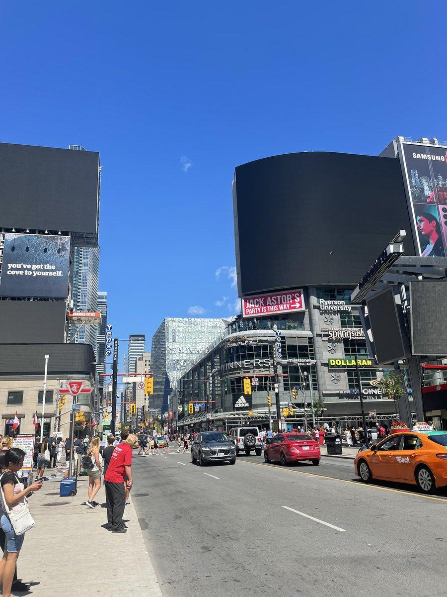 livingbyyyz's tweet photo. Power Outage
Seems be a huge power outage in downtown Toronto for @TorontoHydro. Yonge and Dundas square even showing no power
The @Toronto_Fire fielding call after call for building alarms, elevator rescues on top of regular fire calls.
#Toronto #torontopower #poweroutage https://t.co/qWAXS3A8T6