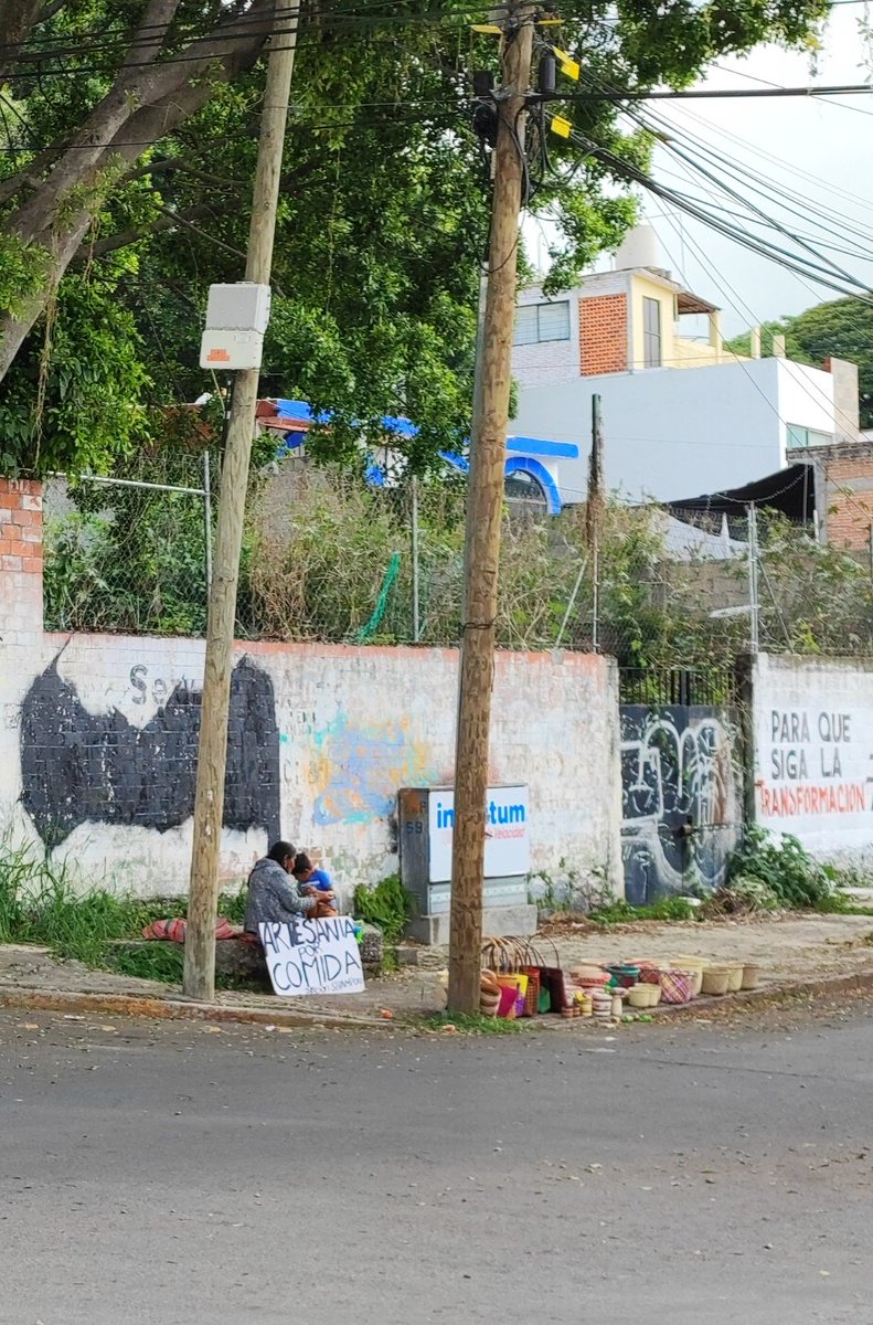 _ReporteMorelos's tweet photo. #AyudaCiudadana

"amigos está mañana me encontré con esta señora y su hijo que están intercambiando artesanías por comida, están ubicados en la esquina de Cuesta Hermosa y Calle San Cristóbal, en San Cristóbal #Cuernavaca, ojalá puedan apoyarlos" https://t.co/eHG5DXl4i8