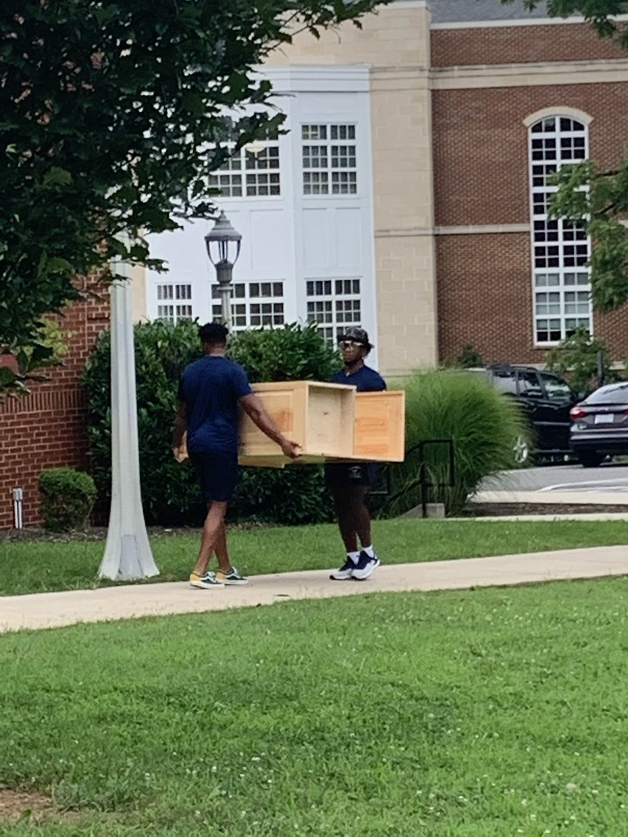 Our guys took advantage of their day off from practice and helped the incoming freshman move into their dorms today #GoWasps