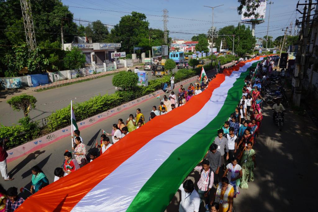 APSTATENSSCELL's tweet photo. Conducted "Har Ghar Tiranga"Program at Kadapa, Andhra Pradesh by Yogi Vemana University by today with 1000 NSS Volunteers. https://t.co/hMuSEPzX7f
