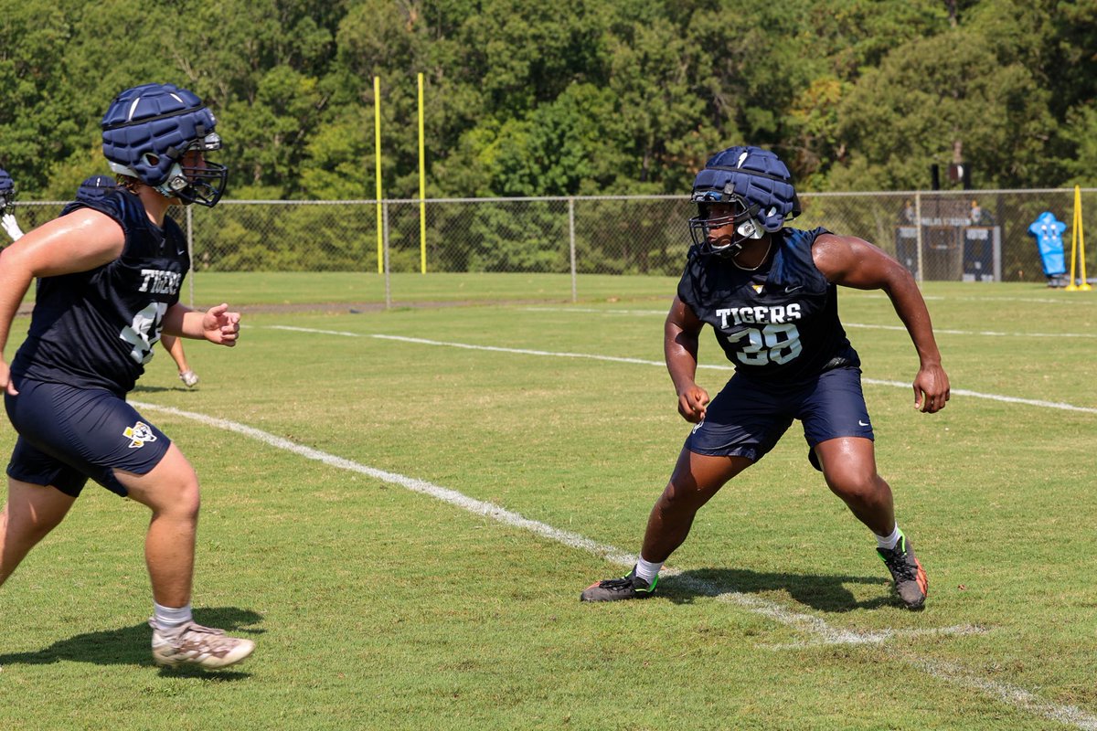 ETBU_Football's tweet photo. First day vibes 🏈 

#TexasTigers #FirstDay #CollegeFootball #D3fb @d3football @D3FBHuddle https://t.co/9bQETRUuOt