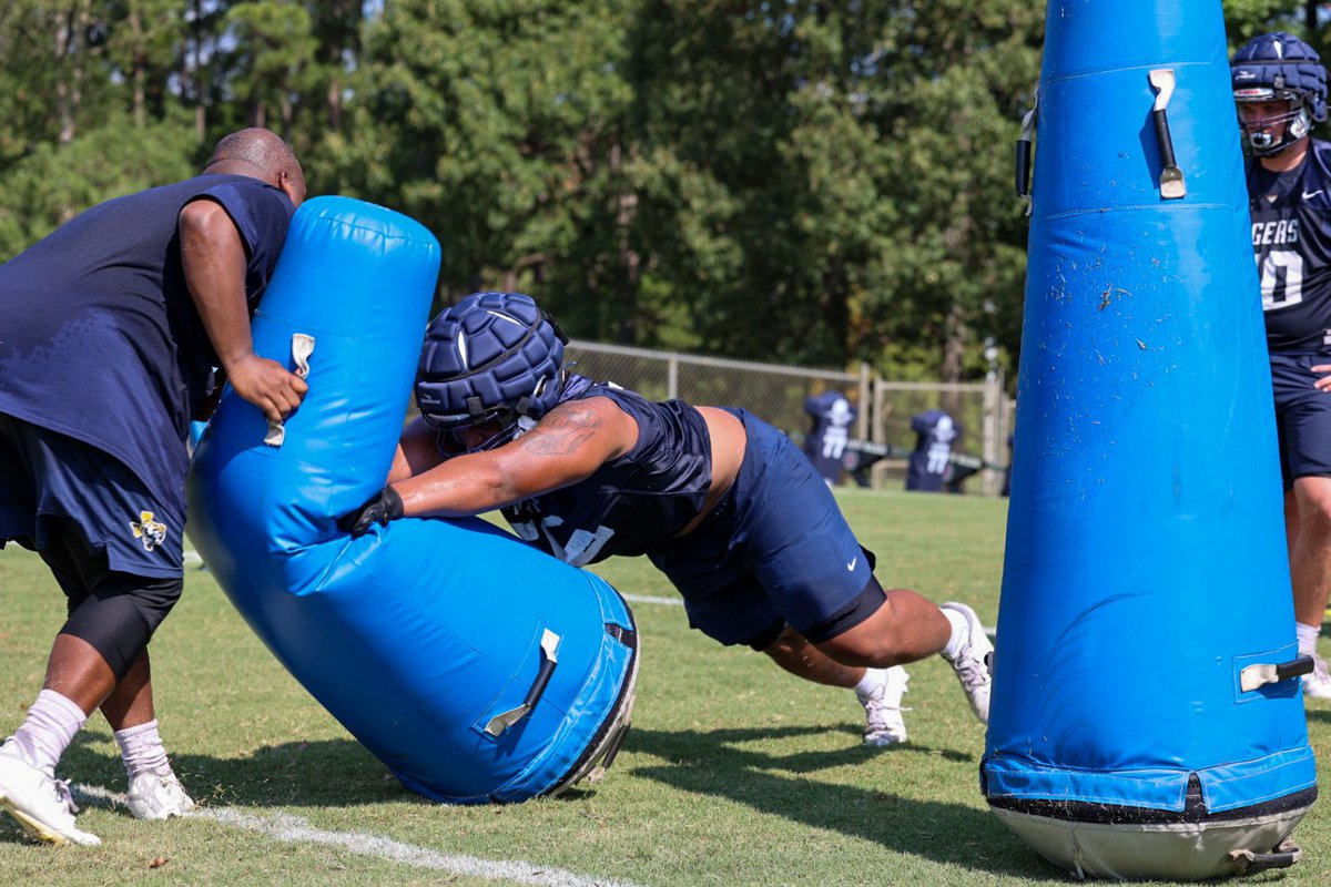 ETBU_Football's tweet photo. First day vibes 🏈 

#TexasTigers #FirstDay #CollegeFootball #D3fb @d3football @D3FBHuddle https://t.co/9bQETRUuOt