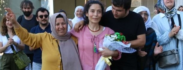 diyarname1's tweet photo. Çîroka jinek û di heman demê de nivîskareke kurd:
Piştî 30 salan bi 6 pirtûkên kurdî ji girtîgehê derket
https://t.co/XSHwGSzY8H
#MizgînRonak #30Sal https://t.co/kCArMS57Xp