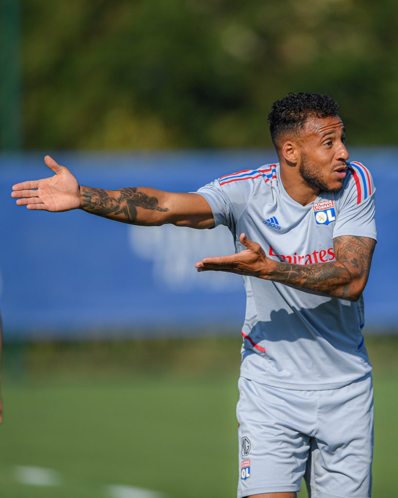 OL's tweet image. « Pélo, matte l’état de la pelouse » 👀