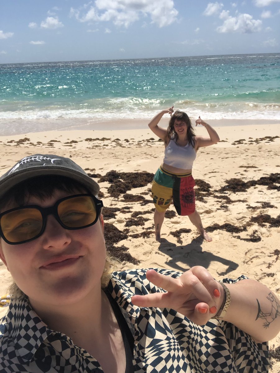 streetmadss's tweet photo. Bermuda with an angel https://t.co/5APjY9eMrr