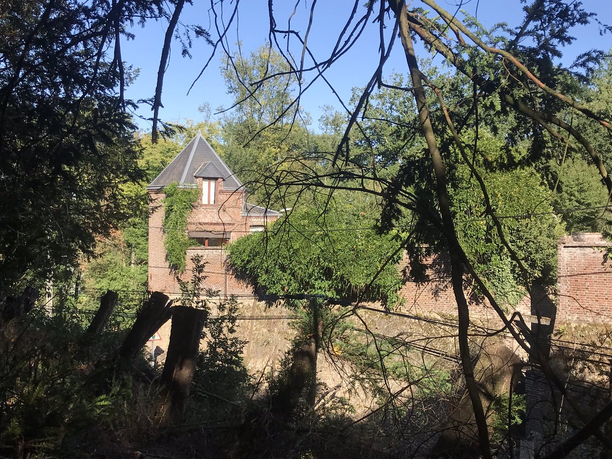 Ellyedraw's tweet photo. Visite toute en couleur du Château de Swann en référence à Marcel Proust. Thiron-Gardais, une jolie étape sur la Veloscenie ! 🚲#letitslow https://t.co/oou6sD82Zz