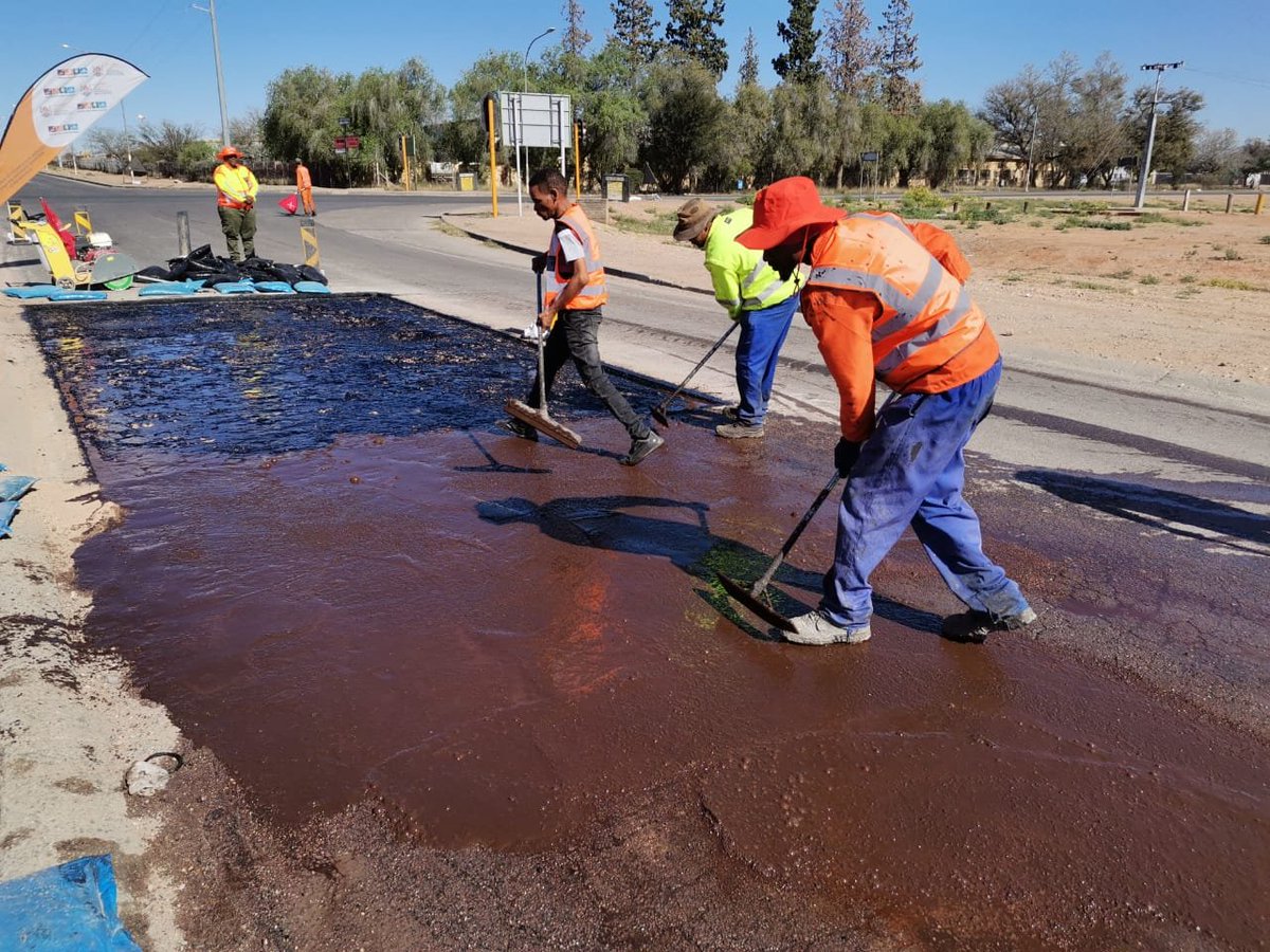 NC_drpw's tweet photo. As part of the Departments' build-up towards the Executive Council Outreach Programme, roadworkers of the Department of Roads and Public Works are repairing potholes in Dakota way in the Upington Industrial area.
#TrendsettersInInfrastructureDevelopment https://t.co/rV60LxIn56