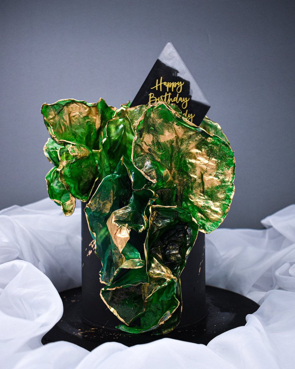 Let’s play a game: where would you go if money was no object? 

If I could be ANYwhere right now, I’d choose an all-inclusive 5-star resort in Bali… though I’m perfectly content right where I am in London, because I LOVE being here to make showstopping cakes like this gre