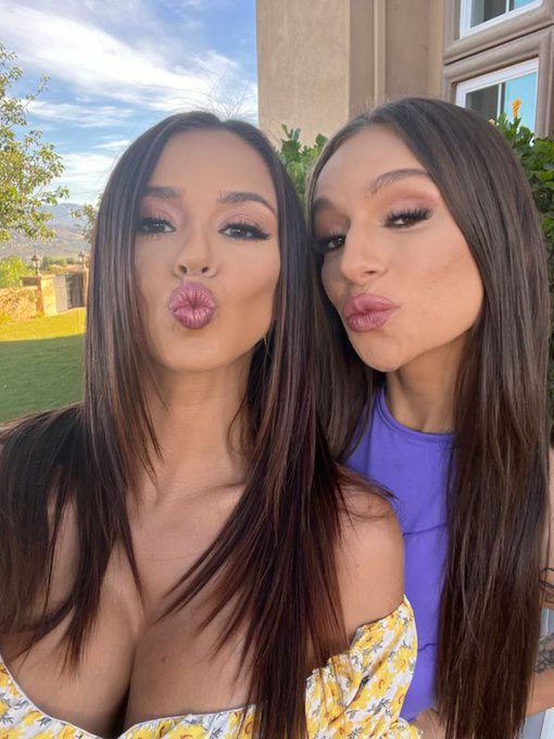 On set with the sexy @_aprilolsen 🔥🔥I can&rsquo;t wait!! This is going to be some sexy 💋🖤 https://t.co/Ayi<a class="tags" href="/tag/_aprilolsen">@_aprilolsen</a><a href="/tag/fuckmefriday"class="tags"><span>#fuckmefriday</span></a>