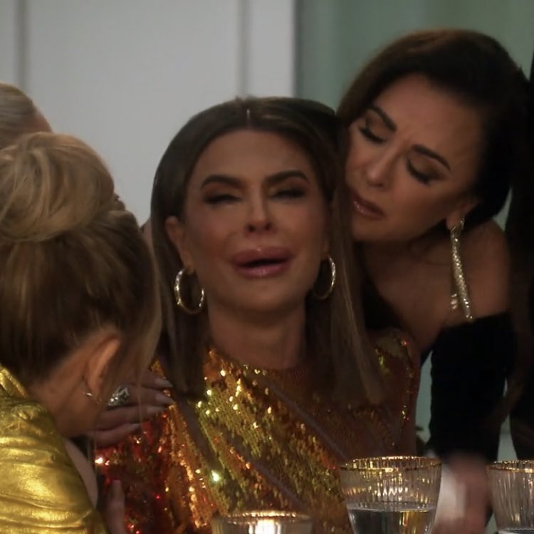 Sweetfang8's tweet photo. #RHOBH “I’m trying to figure out how to live without my mom” 💔Damn💔. Losing a parent is the most unimaginable pain you can ever go through https://t.co/Gl2d6LJJZe