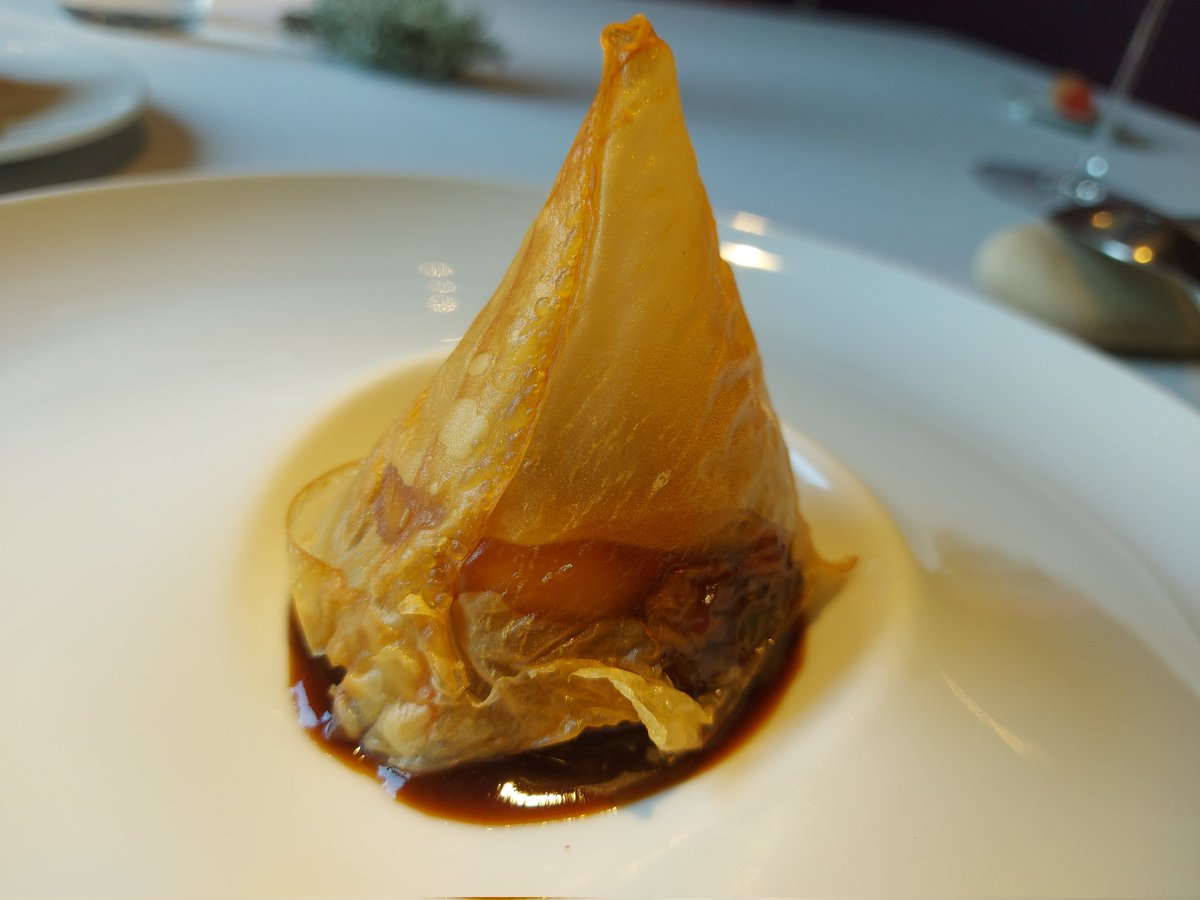 Espléndida comida en  rte <a href="/PedroMartinoG/">Pedro Martino</a> #Caces #Oviedo ¡Asturias en el plato!
Berza, Gamoneu,anchoa y salvia.
Esencia d "llámperes" con ñoquis d maíz.
 Cebolla rellena d bonito del Cantábrico y yema líquida.
Una cocina llena d sabores del territorio y d finura 
<a href="/GuiaMichelin_ES/">La Guía MICHELIN</a>