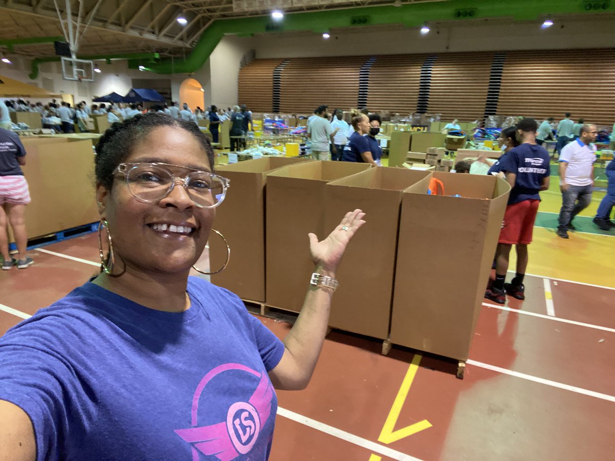 AnnCan2024's tweet photo. Just left the #ArthurAsheCtr a lot of volunteers packing #BookBags for #RPS Students👏🏽👏🏽👏🏽👏🏽💥💥💥 Thank you @CoStarGroup and all the companies working together for the students of #TeamRichmond #BackPackDay # https://t.co/s8Op800dur