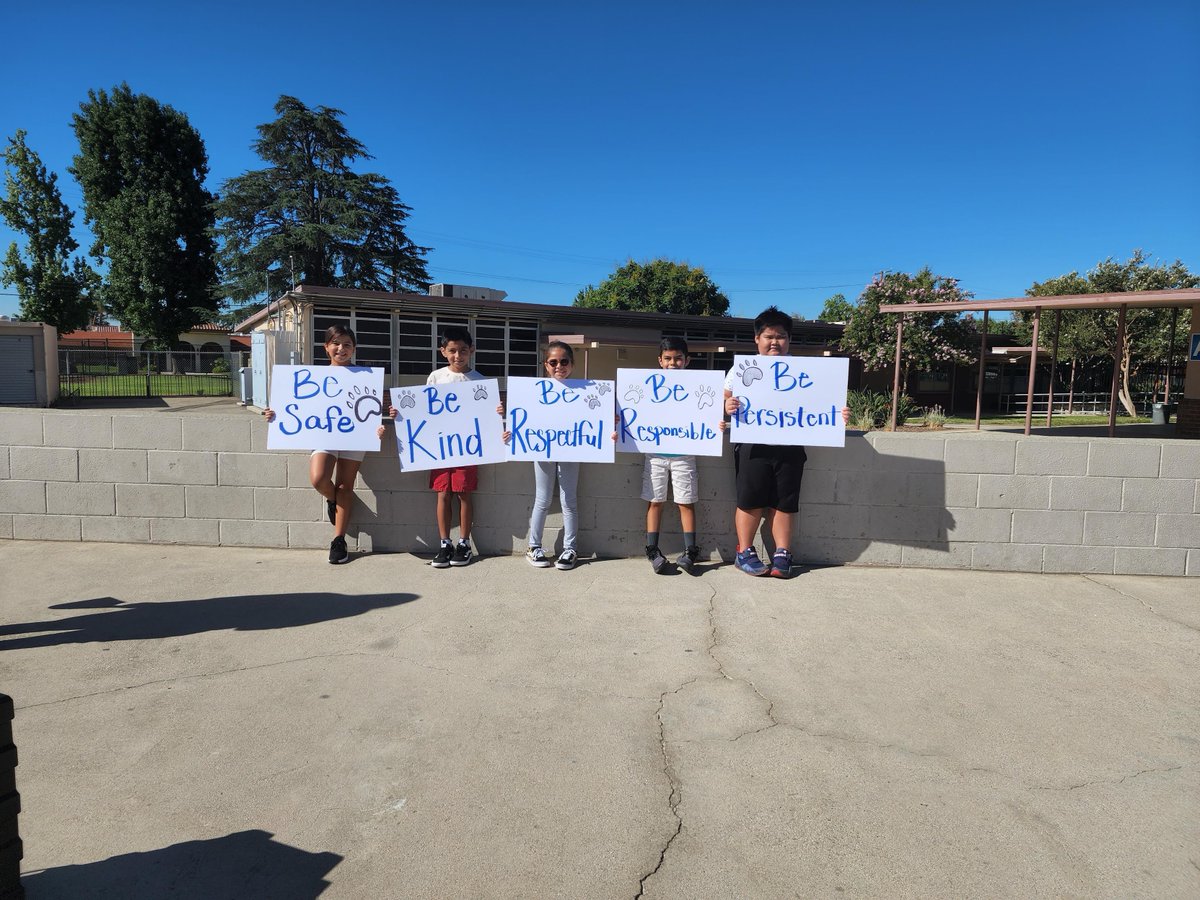 Berlyn_OMSD's tweet photo. Today we kicked off PBIS with some fun at Berlyn! Students were excited to show their teamwork and persistence with a cornhole tournament! At Berlyn our students are safe, kind, respectful, responsible and persistent! https://t.co/JeZlf0SSfr