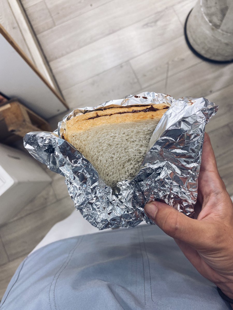 Em trobava fatal per la regla i em toca treballar i m’ha vingut a portar un entrepà de nocilla, perquè la regla d’agost amb amor i xocolata és menys regla.