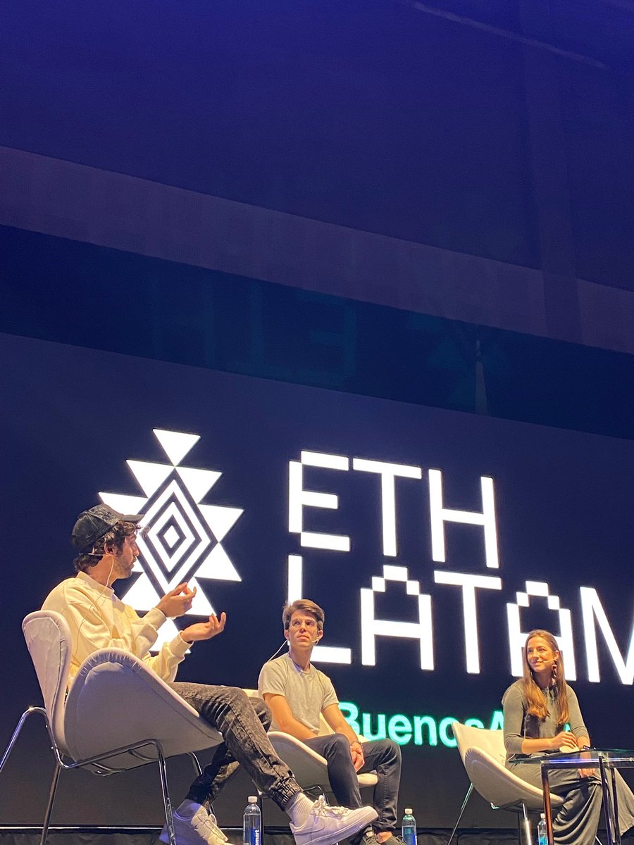 lemonapp_ar's tweet photo. “Queremos ser un cohete que agarra a los ciudadanos de capa 1 y los lleva a este nuevo sistema de dinero y de internet”, dice @lemoncheli en @ethlatam 🍋🚀🚀
#ArgCapitalCrypto #WAGEI https://t.co/Xl4IQulJAs