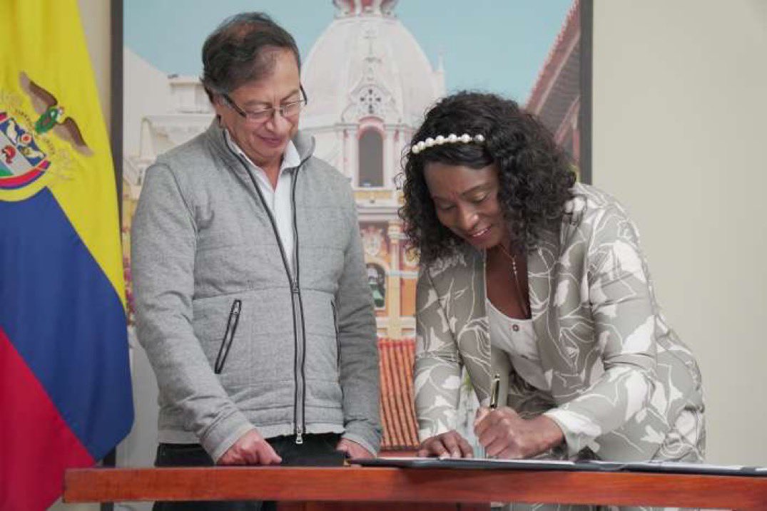 UrrutiaOcoro's tweet image. Hoy comenzamos un nuevo camino, desde @MinDeporteCol trabajaremos de manera incansable para que el deporte sea pieza fundamental para edificar el país que tanto hemos soñado✊🏿🇨🇴

¡Gracias a @petroGustavo y @FranciaMarquezM por la confianza!