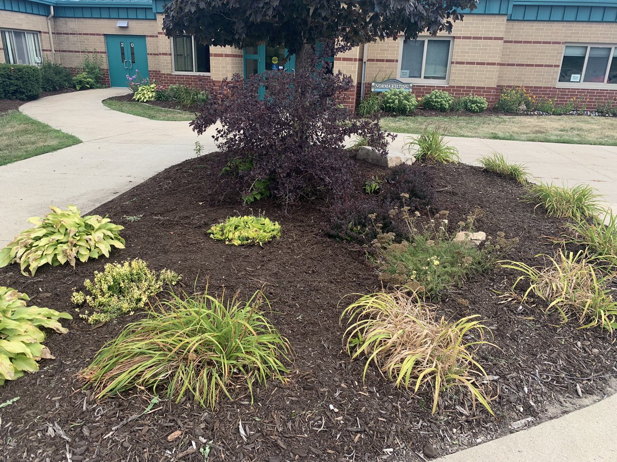 WhsMigrant's tweet photo. A huge thank you to this group as they helped with landscaping, mulch, &amp; painting lines this morning. Such a great partnership between Bayer &amp; Williamsburg Community Schools. https://t.co/hSN5qWajt4