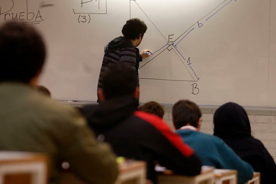latercera's tweet photo. Carta por el Apruebo: Cuatro premios nacionales de educación, dos rectores y 75 académicos firman llamado de cara al plebiscito https://t.co/sZ5fczOAgR https://t.co/EuEeOiHNo8