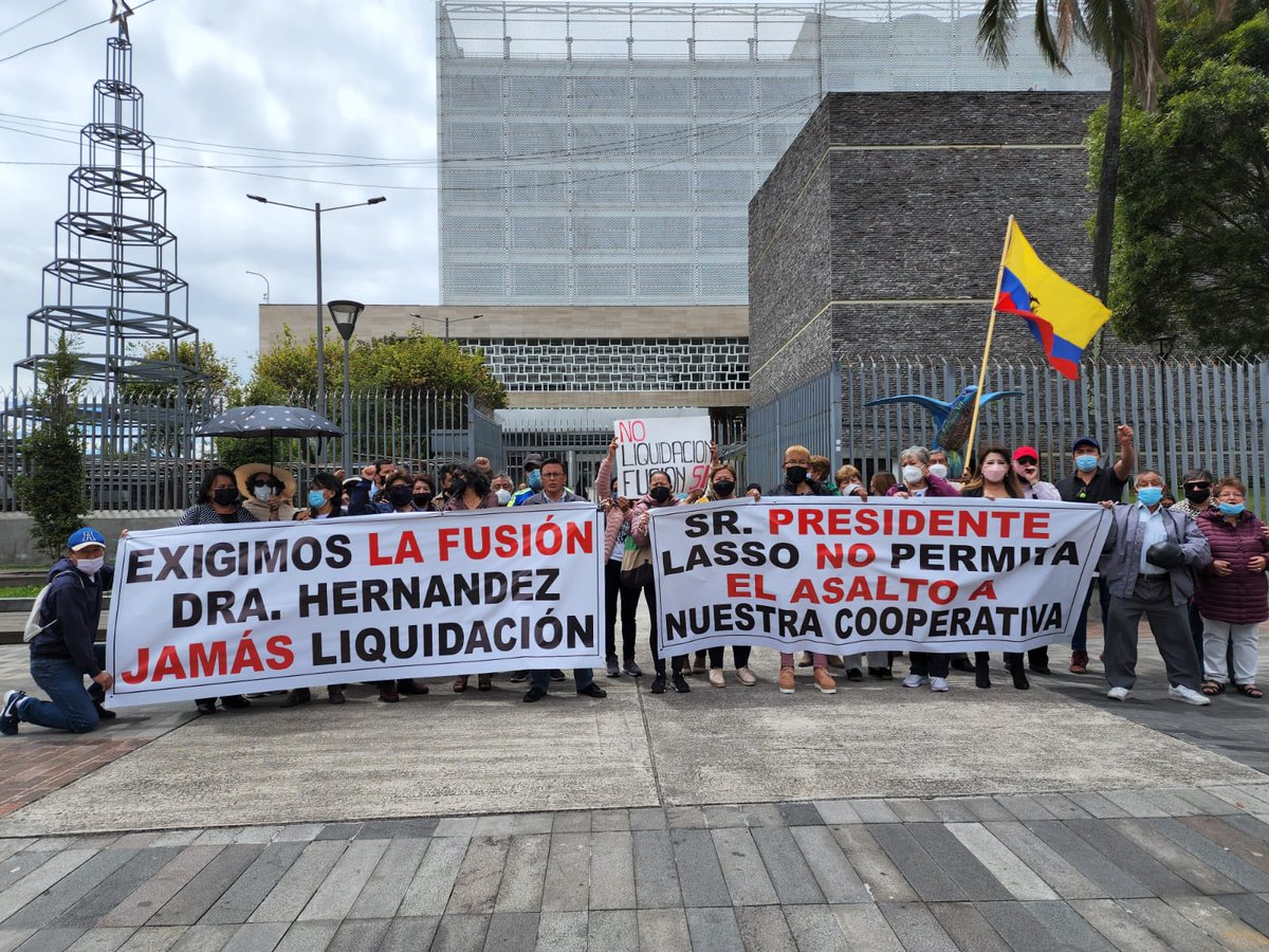 sociosjsalinas's tweet photo. Nosotros, socios y por lo tanto propietarios de la Coop. Juan de Salinas, exigimos a la @SEPS_Ec aclarar su actuación que pone en riesgo nuestros depósitos. A la @AsambleaEcuador hacer #fiscalizaciónycontrolpolítico de su actuación. @AsambleaEcuador @ComunicacionEc @DEFENSORIAEC https://t.co/KgTEQT2Smx