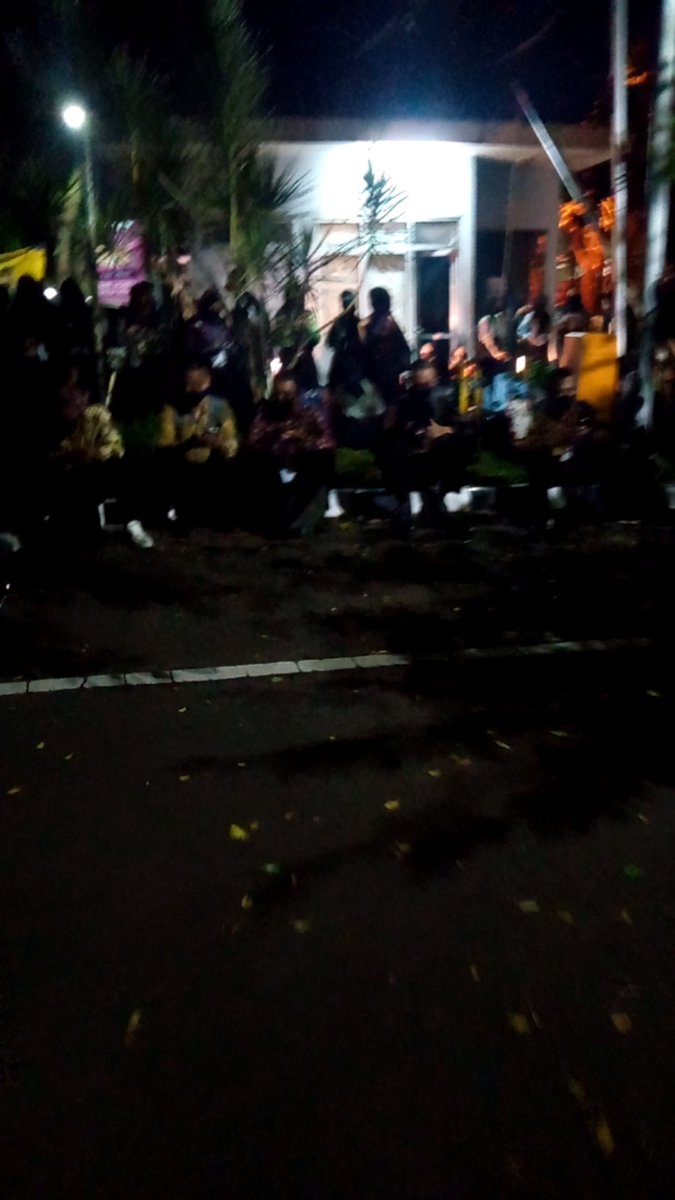 raauraaaaaaa's tweet photo. Masih gelap udah pada kumpul mantap sih
#VOKASIIMPACT #MPKMB59SVIPB #IPBDIGDAYA #VOKASIJUARA  #TheGlimpeStoryofGatamalaAgrinawa https://t.co/Iu5cOM4jnB