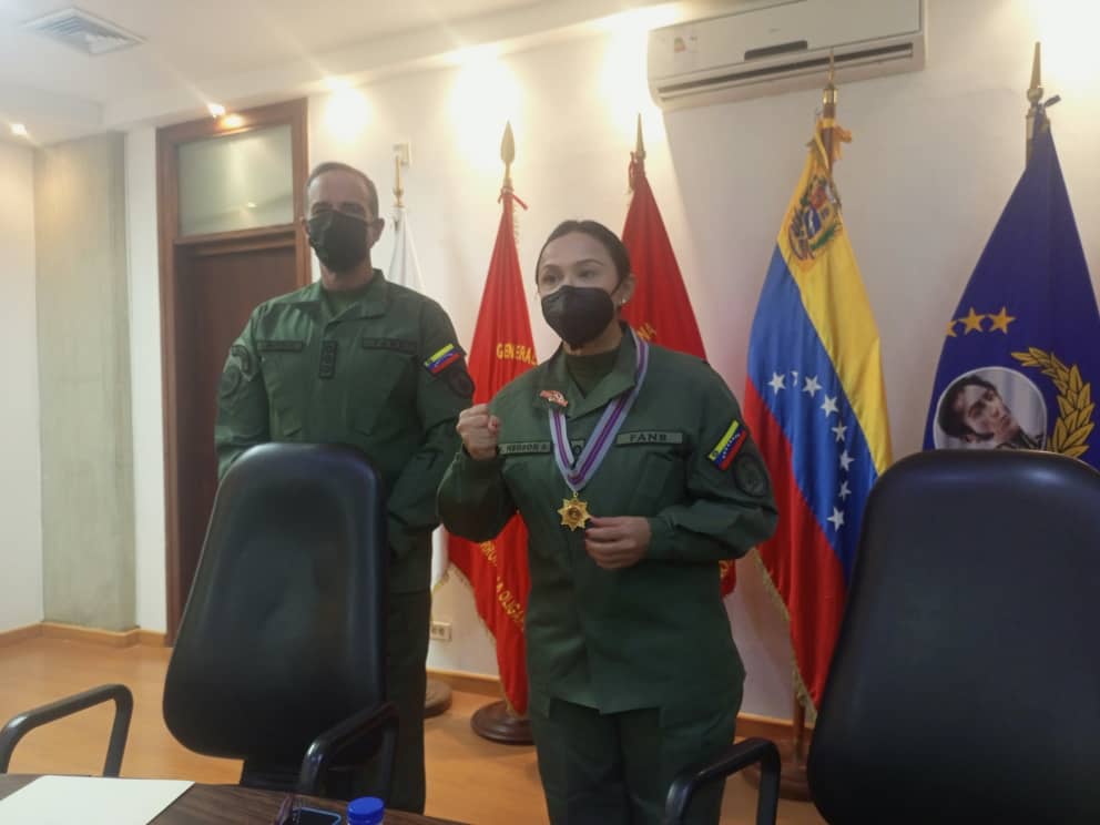 AnibalBritoHer1's tweet photo. #11Ago ⏩ Me siento complacido al imponerle la "Medalla de Servicio Distinguido del #VMPDD" a la Alm. Noris Negrón Rangel como Viceministra de @viceplani_mppd, a quien le auguro éxitos en su nueva gestión al frente de éste #MotorIndustriaMilitar. ¡Bravo Zulú! https://t.co/5K8qYIAzK4