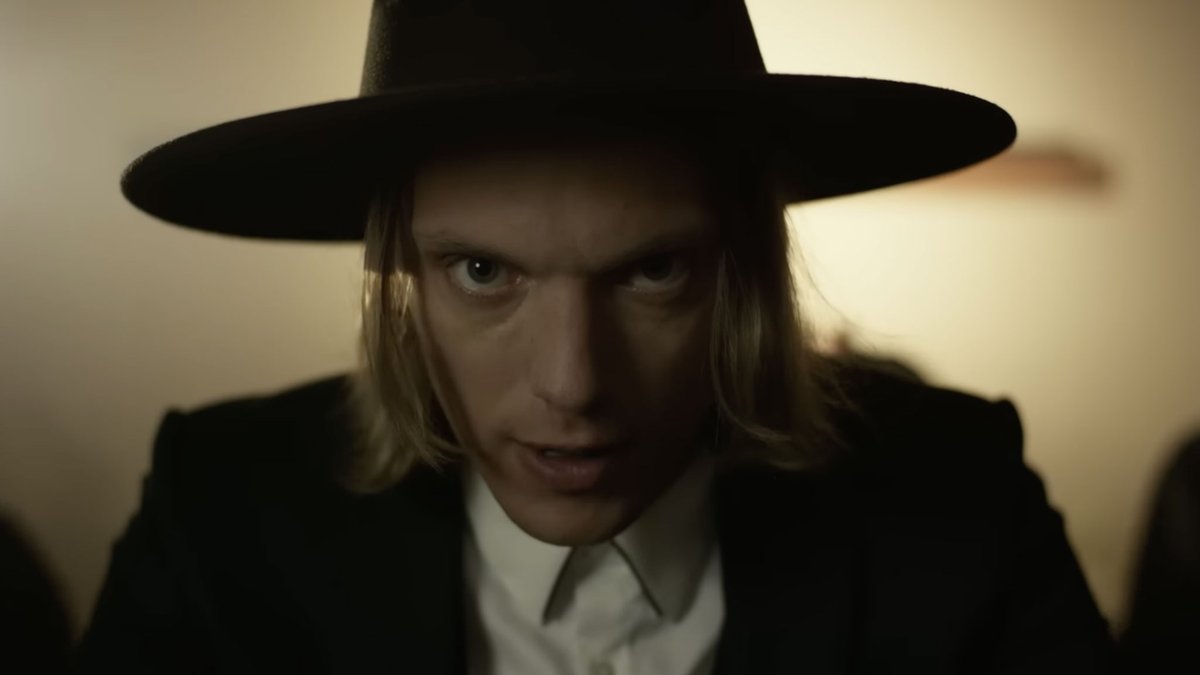 KerrangMagazine's tweet photo. Jamie Campbell Bower unveils sinister, Western-esque single I Am 🤠🖤 https://t.co/BmQtsp4zvw https://t.co/CN7NZLMnkI