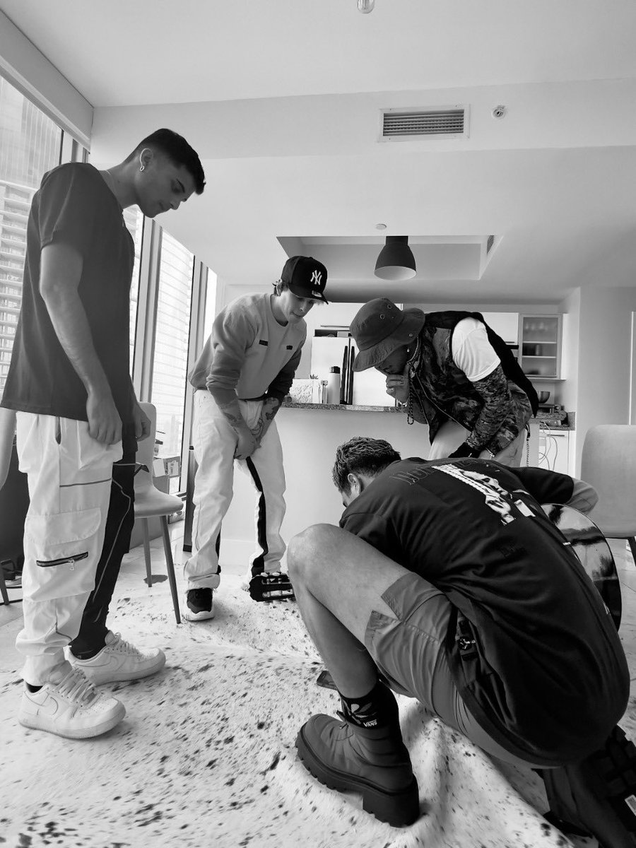CNCOmusic's tweet photo. Estamos readys para contarles algo. 👀 https://t.co/k27SMkXKD3