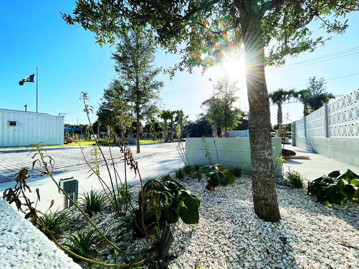 CrabDevilTampa's tweet photo. This light hits different! ☀️ 🕶️
Now envision sitting on our patio with your friends, sipping on your favorite #DeviantLibation brew, soaking in the Vitamin D. It will be, unBEERlievable! 🍻
#CrabDevil #Brewery #Tampa #ImmersiveArt #TampaBayArt https://t.co/dPVSNf1FJX