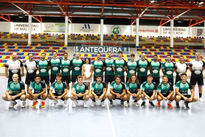 Esta familia 🤾🏻‍♀️ @AlsurBMATQ 🤾🏻‍♀️ se presenta en sociedad apenas caiga la noche 🌙. Será a partir de las 22:00 🕙 horas en las instalaciones de <a href="/ElCortijoAtq/">El Cortijo Lounge</a> con ENTRADA 🎟 GRATUITA y con ILUSIÓN porque VENGAS a vernos. #sientelallamada #todoalverde 🤗 😃