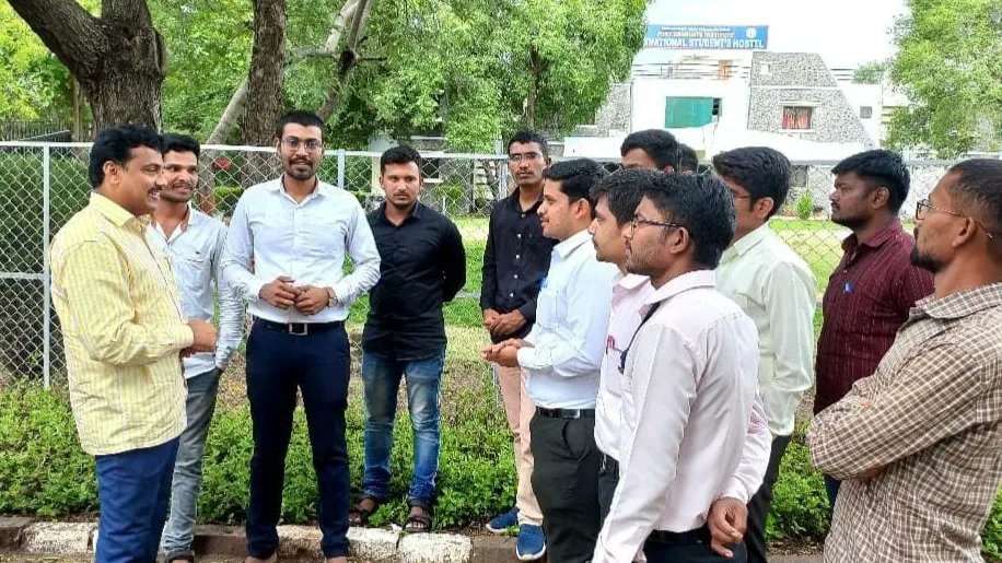 RajuNavghareNCP's tweet photo. #राहुरी विद्यापीठातील विद्यार्थ्यांची भेट घेऊन विद्यार्थ्यांशी संवाद साधला. विद्यापीठ प्रशासनाच्या माध्यमातून विद्यार्थ्यांचे प्रश्न सोडवण्याचा सकारात्मक प्रयत्न सर्वजण करत आहोत, याला निश्चित यश येईल. याप्रसंगी विद्यार्थ्यांना त्यांच्या पुढील वाटचालीस शुभेच्छा दिल्या. 
#mpkv https://t.co/BUYRnJJpHn