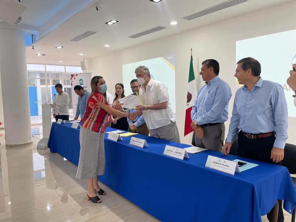 IUVUniversidad's tweet photo. En el #EquipoIUV, continuamos preparándonos y certificando nuestra calidad para mantener los estándares de servicio que nos ha distinguido desde hace 17 años. 

¡𝗔𝗴𝗿𝗮𝗱𝗲𝗰𝗲𝗺𝗼𝘀 𝗮 𝗡𝗔𝗙𝗜𝗡 𝘆 𝗕𝗔𝗡𝗖𝗢𝗠𝗘𝗫𝗧 𝗽𝗼𝗿 𝗲𝘀𝘁𝗲 𝗿𝗲𝗰𝗼𝗻𝗼𝗰𝗶𝗺𝗶𝗲𝗻𝘁𝗼! https://t.co/19eJDe9rYw