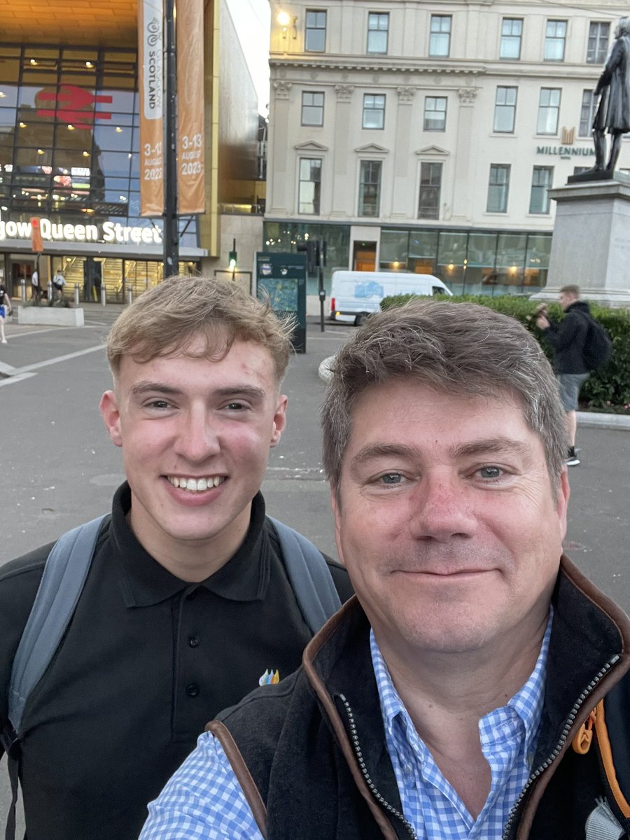DMarkLauder's tweet image. Fantastic to bump into this former @StrathallanSchl School Captain in #GeorgeSquare tonight while waiting for my train to Perth - he’d been at #piping practice with @ScottishPower pipe band! @Strathallians @strathpipeband @craigmuirhead @RobbieMacisaac